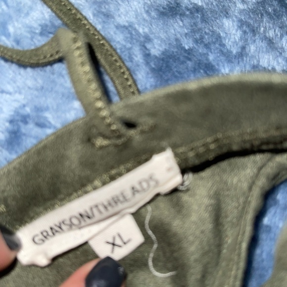 Women’s velvet tank - Picture 2 of 2